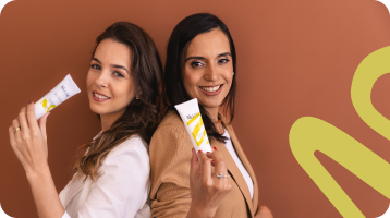 Duas mulheres segurando os produtos Muzie