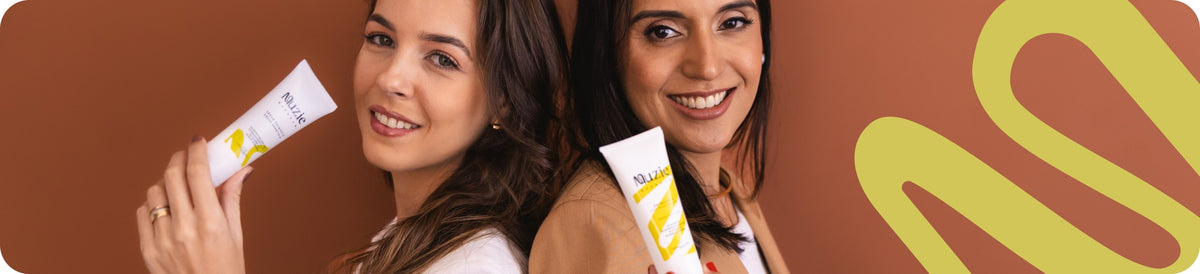 Duas mulheres segurando os produtos Muzie