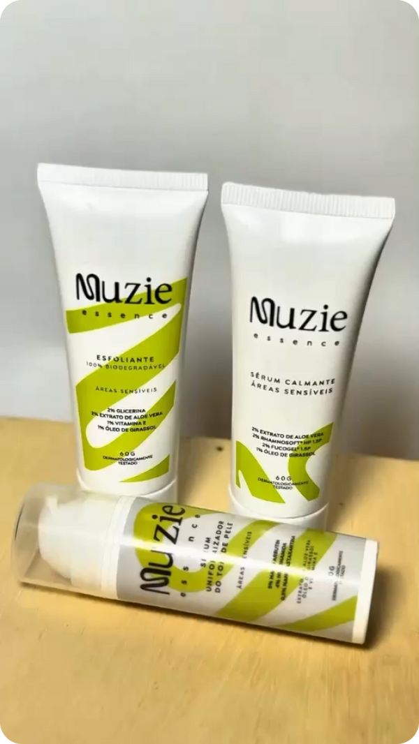 Produtos Muzie sobre uma mesa de madeira
